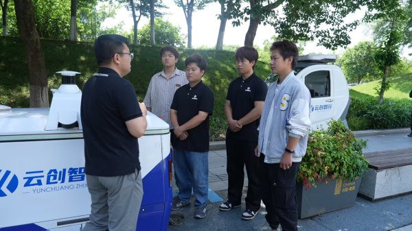 优配无忧 拿着手机扫大街的年轻人｜三工视频 · 新360行之智慧环卫运维员